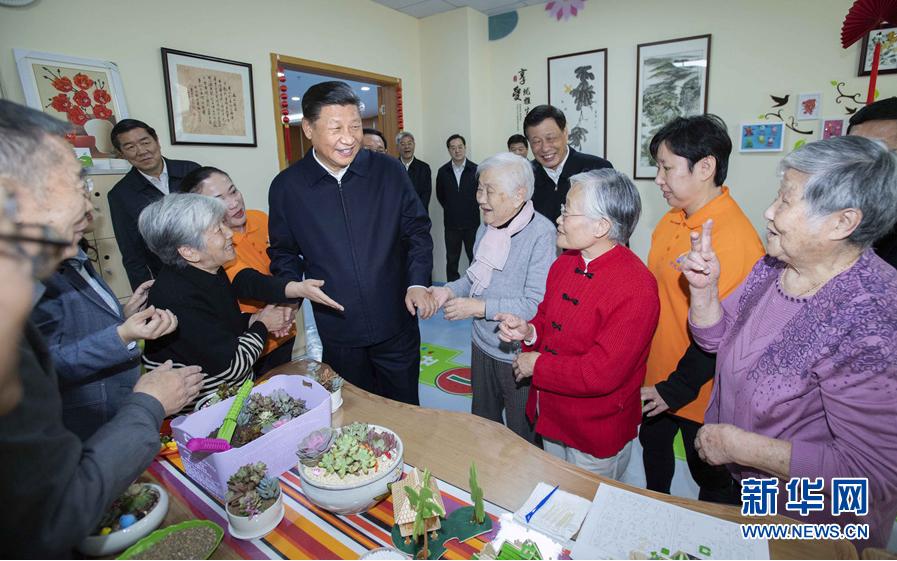 這是習(xí)近平在虹口區(qū)市民驛站嘉興路街道第一分站托老所同老年居民親切交談。 新華社記者 李濤 攝