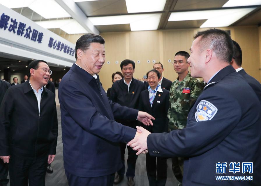 這是習(xí)近平在浦東新區(qū)城市運(yùn)行綜合管理中心同工作人員親切握手。 新華社記者 謝環(huán)馳 攝