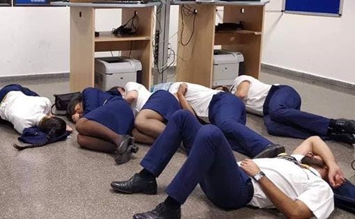 3名歐洲空姐集體睡地板 照片傳網(wǎng)上后被公司開除