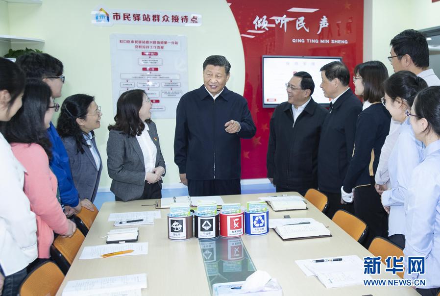 這是習(xí)近平在虹口區(qū)市民驛站嘉興路街道第一分站，同正在交流社區(qū)垃圾分類(lèi)推廣做法的年輕黨員親切交談。新華社記者 李濤 攝