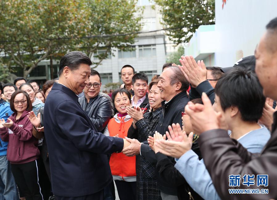 這是習(xí)近平在虹口區(qū)市民驛站嘉興路街道第一分站同居民親切握手。 新華社記者 謝環(huán)馳 攝