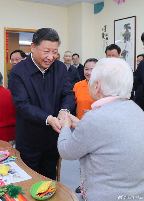 這是習(xí)近平在虹口區(qū)市民驛站嘉興路街道第一分站托老所同老年居民親切握手。 新華社記者 謝環(huán)馳 攝