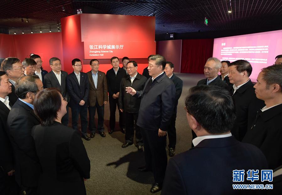 這是習(xí)近平在張江科學(xué)城展示廳同在場(chǎng)的科技工作者親切交談。 新華社記者 李學(xué)仁 攝