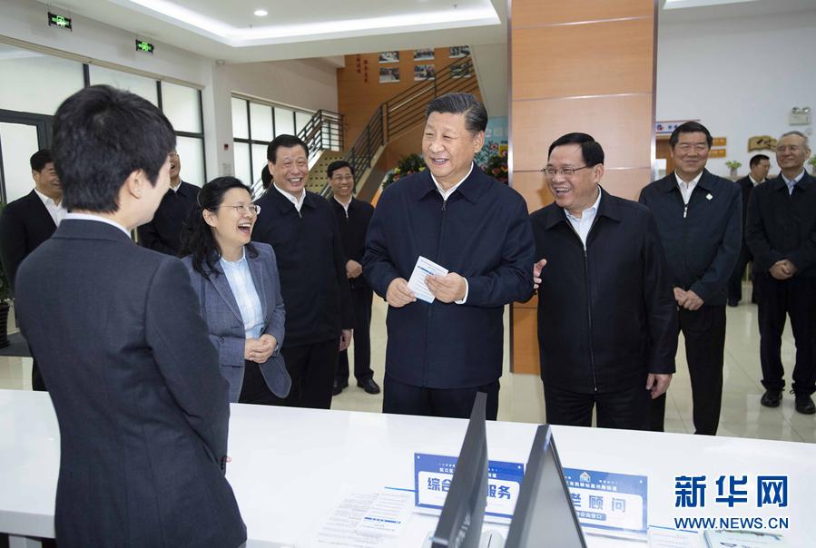 這是習(xí)近平在虹口區(qū)市民驛站嘉興路街道第一分站同工作人員親切交談。 新華社記者 李濤 攝