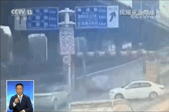 武漢公交撞限高架被削頂致2死6傷 到底發(fā)生了啥