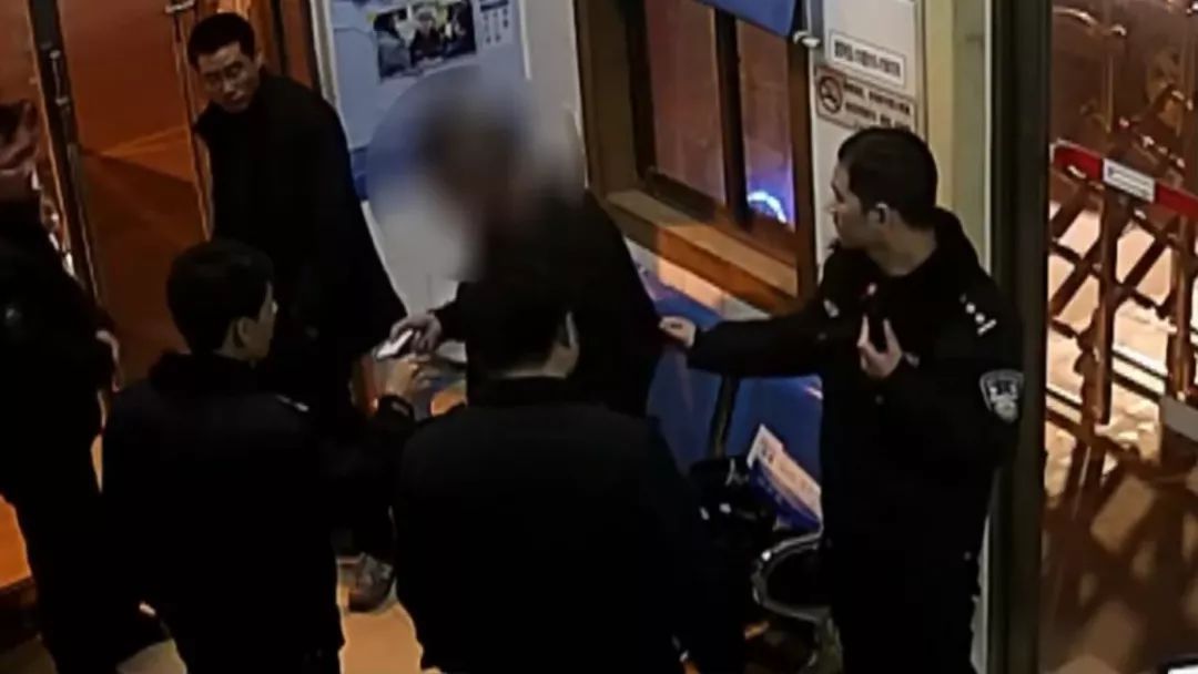 男子醉酒后火燒警車 手拍警察臉放狠話:你們會后悔