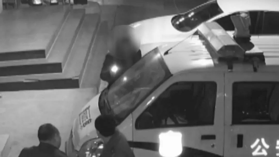 男子醉酒后火燒警車 手拍警察臉放狠話:你們會后悔