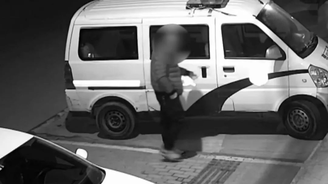 男子醉酒后火燒警車 手拍警察臉放狠話:你們會后悔