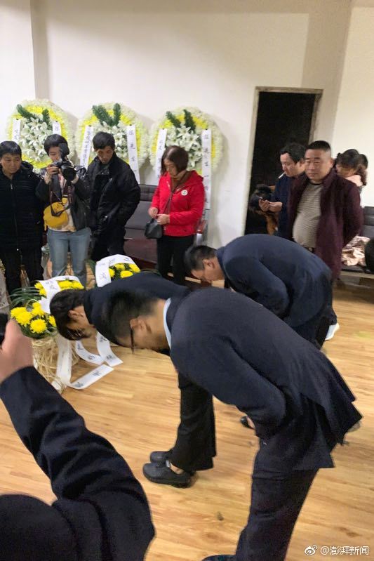 湖南滴滴司機(jī)被厭世少年捅死 柳青帶高管前往拜祭