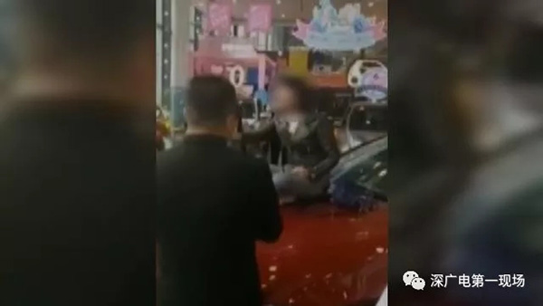 又1起!深圳奔馳車主稱天窗無(wú)端開(kāi)啟 4S店:特殊功能