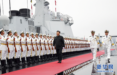 4月23日下午，中共中央總書記、國家主席、中央軍委主席習(xí)近平出席慶祝人民海軍成立70周年海上閱兵活動(dòng)。12時(shí)40分許，習(xí)近平來到青島奧帆中心碼頭，檢閱中國人民解放軍海軍儀仗隊(duì)，隨后登上執(zhí)行檢閱任務(wù)的西寧艦。 新華社記者 李剛 攝