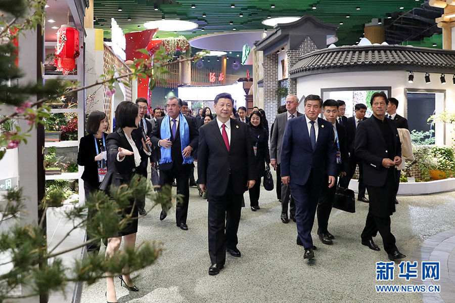 4月28日，國(guó)家主席習(xí)近平和夫人彭麗媛在北京延慶同出席2019年中國(guó)北京世界園藝博覽會(huì)的外方領(lǐng)導(dǎo)人夫婦共同參觀園藝展。 新華社記者 丁海濤 攝