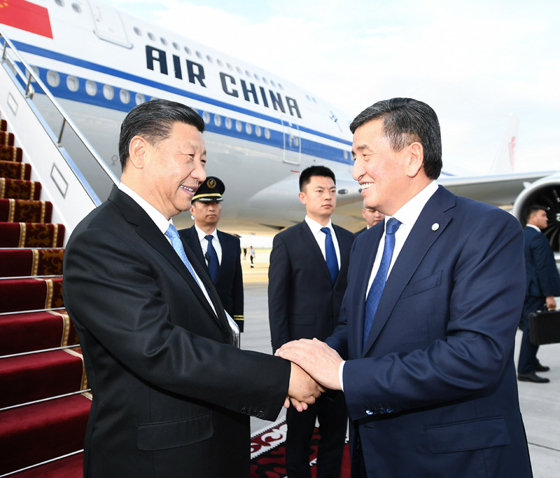 6月12日，國家主席習(xí)近平乘專機(jī)抵達(dá)比什凱克，開始對吉爾吉斯共和國進(jìn)行國事訪問并出席上海合作組織成員國元首理事會第十九次會議。吉爾吉斯斯坦總統(tǒng)熱恩別科夫在舷梯旁熱情迎接。新華社記者 謝環(huán)馳 攝