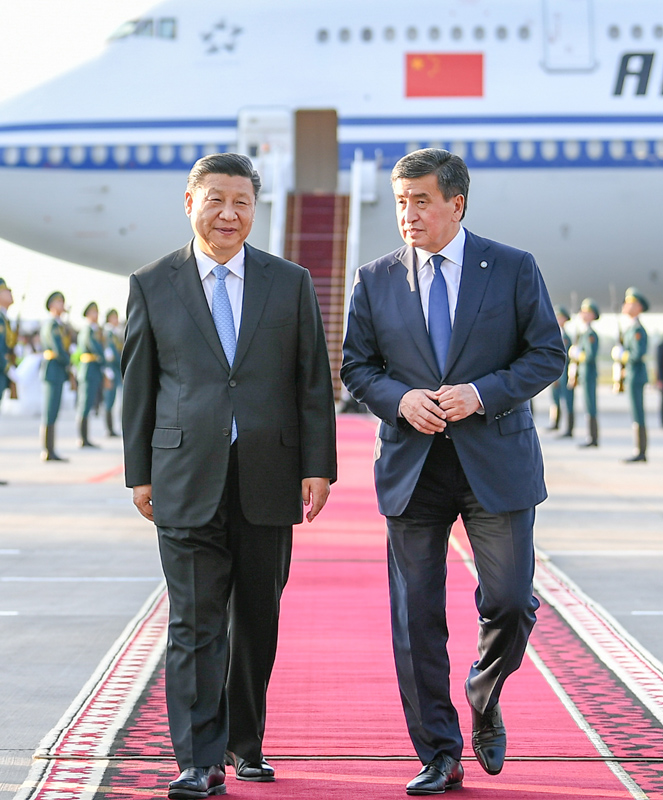 6月12日，國家主席習(xí)近平乘專機(jī)抵達(dá)比什凱克，開始對吉爾吉斯共和國進(jìn)行國事訪問并出席上海合作組織成員國元首理事會第十九次會議。這是習(xí)近平同前來迎接的吉爾吉斯斯坦總統(tǒng)熱恩別科夫親切交談。新華社記者 謝環(huán)馳 攝
