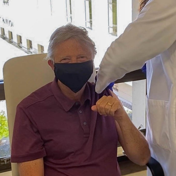 比尔·盖茨接种新冠疫苗（推特）