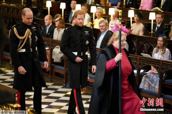 当地时间2018年5月19日，英国哈里王子与美国女星梅根·马克尔在英国温莎城堡举办婚礼。图为新郎哈里王子与伴郎威廉王子走入教堂。