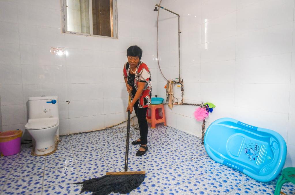 　　2019年9月10日，河北省永清县三圣口乡第四村村民在自家厕所打扫卫生。新华社记者 李晓果 摄