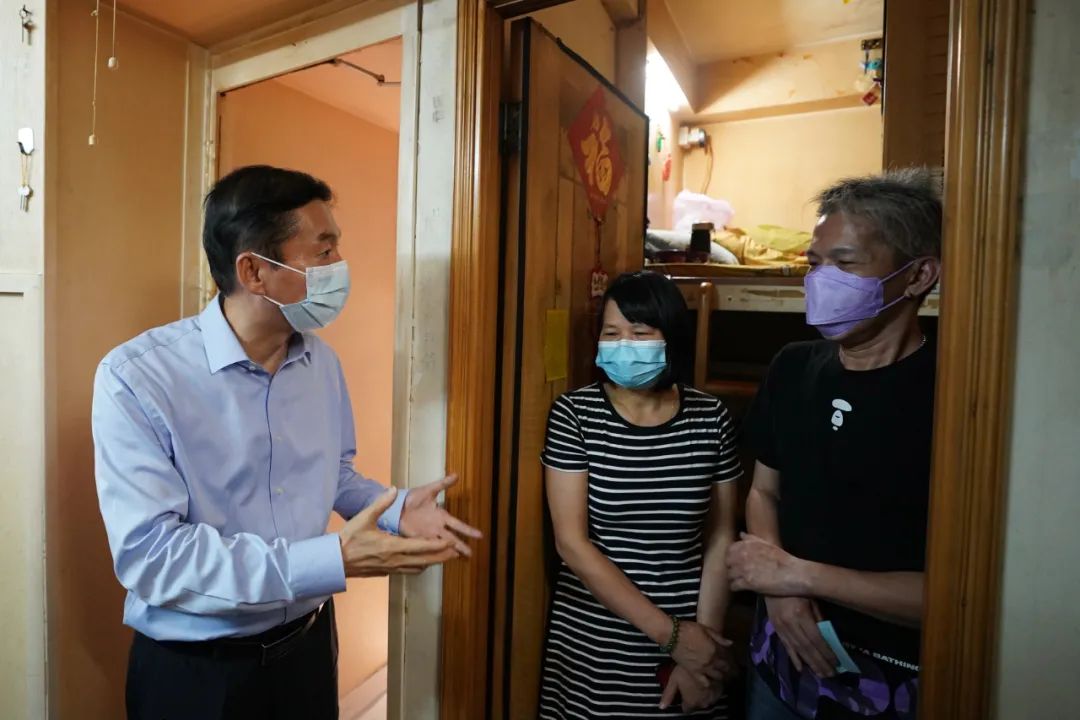 駱惠寧主任與住在“籠屋”的市民交流。
