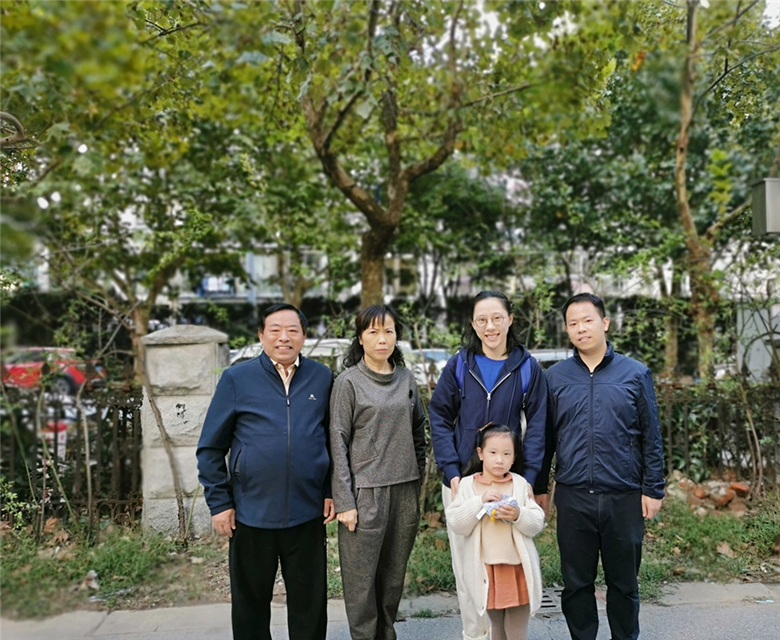 夏寶國(guó)夫婦和兒子、兒媳、孫女合影.jpg