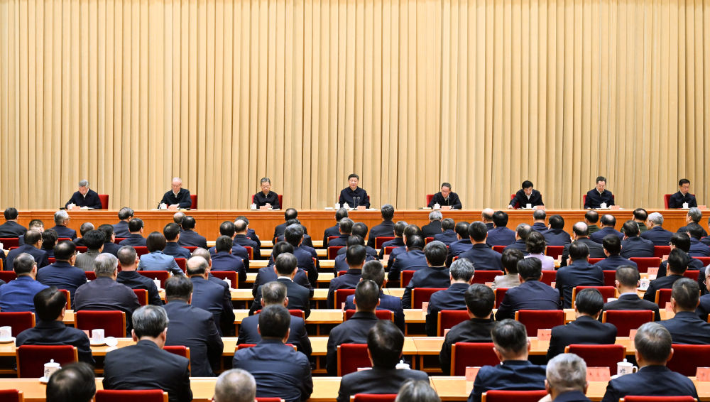 12月27日至28日，中央外事工作會(huì)議在北京舉行。中共中央總書記、國(guó)家主席、中央軍委主席習(xí)近平出席會(huì)議并發(fā)表重要講話。李強(qiáng)、趙樂際、王滬寧、蔡奇、丁薛祥、李希、韓正出席會(huì)議。.jpeg