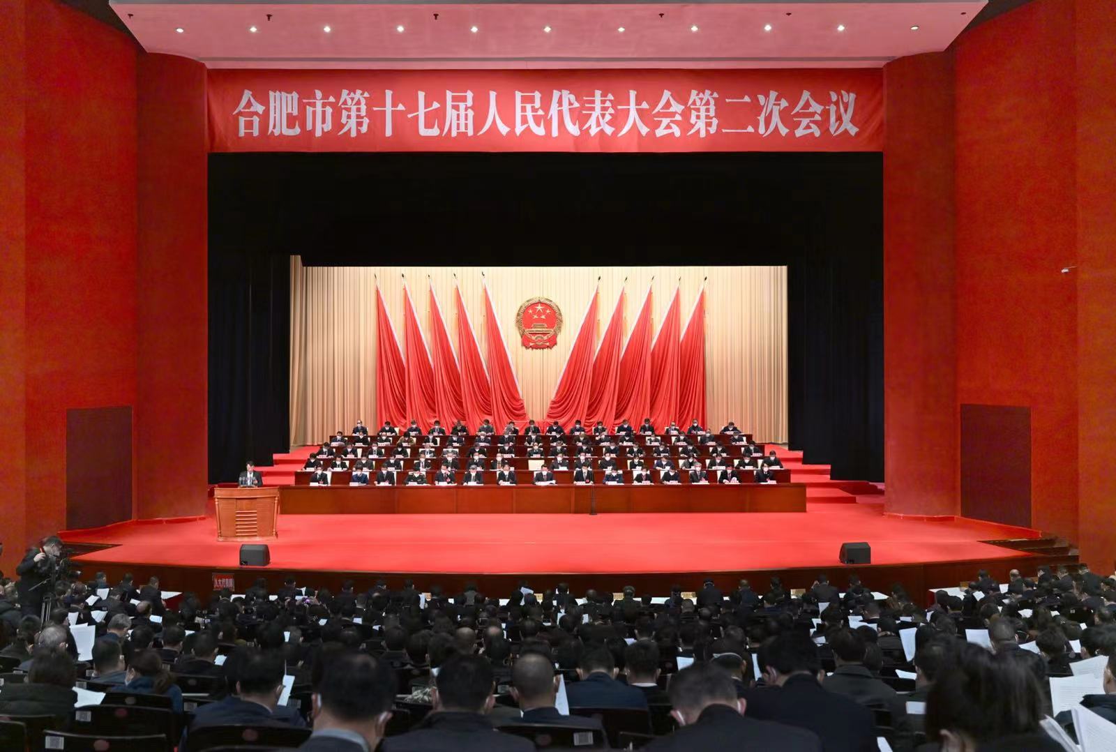 12月30日，合肥市第十七屆人民代表大會第二次會議在合肥大劇院開幕。張大崗攝