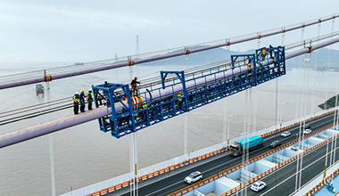 舟山西堠门大桥进入主缆缠包带施工阶段