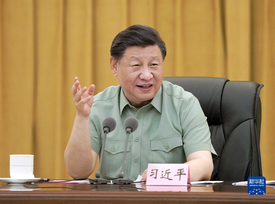 八一建軍節(jié)來臨之際，中共中央總書記、國家主席、中央軍委主席習(xí)近平7月26日到西部戰(zhàn)區(qū)空軍視察，代表黨中央和中央軍委，向西部戰(zhàn)區(qū)空軍全體官兵致以誠摯問候，向全體人民解放軍指戰(zhàn)員、武警部隊官兵、軍隊文職人員、民兵預(yù)備役人員致以節(jié)日祝賀。這是習(xí)近平發(fā)表重要講話。 新華社記者 李剛 攝