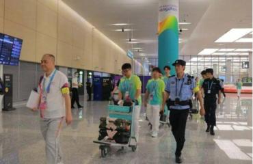 浙江机场公安温馨服务亚运入境人员 外国人在杭州机场可办临时驾照