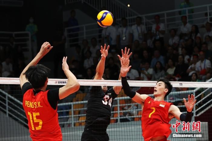 资料图：9月25日，杭州第19届亚运会男子排球半决赛在杭州临平体育中心体育馆举行。中国男排以3比0击败日本队，晋级决赛。图为中国队与日本队展开网上争夺。