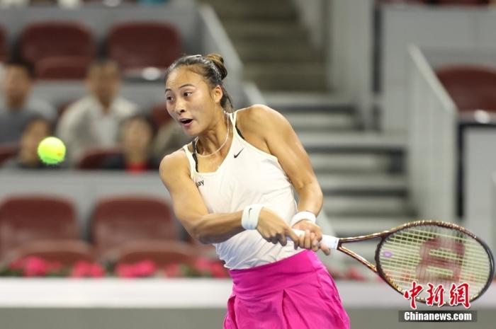 资料图：10月2日，2023年中国网球公开赛女子单打首轮比赛在北京举行，中国选手郑钦文不敌哈萨克斯坦选手莱巴金娜，止步首轮比赛。图为郑钦文在比赛中。<a target='_blank' href='/' _fcksavedurl='/' _fcksavedurl='/'>中新社</a>记者 盛佳鹏 摄