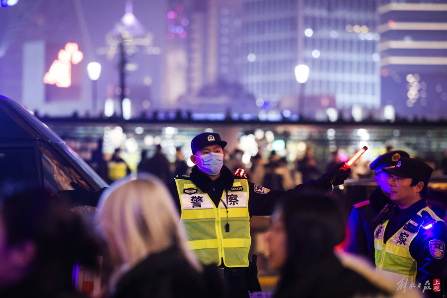 黄浦公安民警在外滩中山东一路南京东路路口执勤、巡逻和疏导游客.jpeg