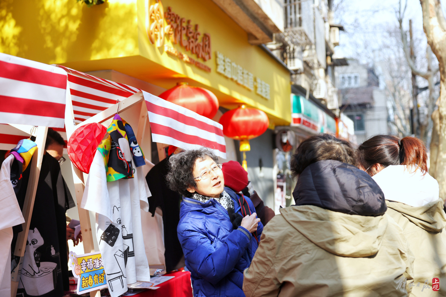 新春集市活動現(xiàn)場設(shè)置了各類攤位，居民們在這里玩得開心、逛得盡興。.jpeg