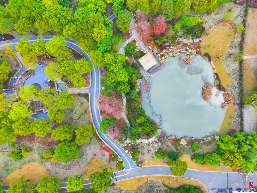 胡莊公園里的健身設(shè)施已安裝完成.jpeg
