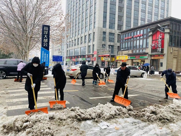 尚澤大都會小區(qū)瑞康物業(yè)組織向日葵志愿服務隊對蓮花路市政道路人行道及盲道進行除雪“志愿服務”。
