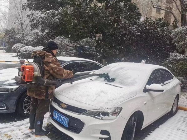 濱水花都小區(qū)，長城物業(yè)為業(yè)主鏟除車玻璃積雪。