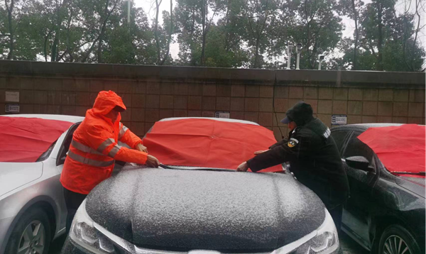 紫御府小區(qū)，安徽銀通物業(yè)為業(yè)主車輛前擋風玻璃蓋上“紅蓋頭”防雪。