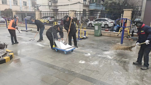 在濱湖世紀社區(qū)，各住宅小區(qū)對路面、坡道進行積雪清理，并撒上工業(yè)鹽，保障居民出行安全
