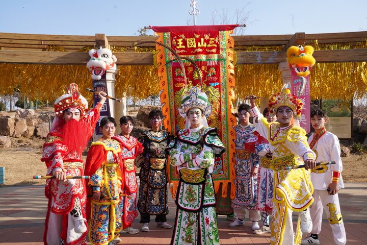 英歌舞表演全體成員亮相祥源花世界，威風凜凜，神采奕奕。