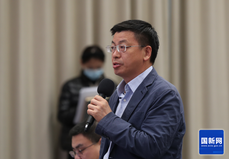 中央廣播電視總臺央視記者提問（劉健 攝）.png