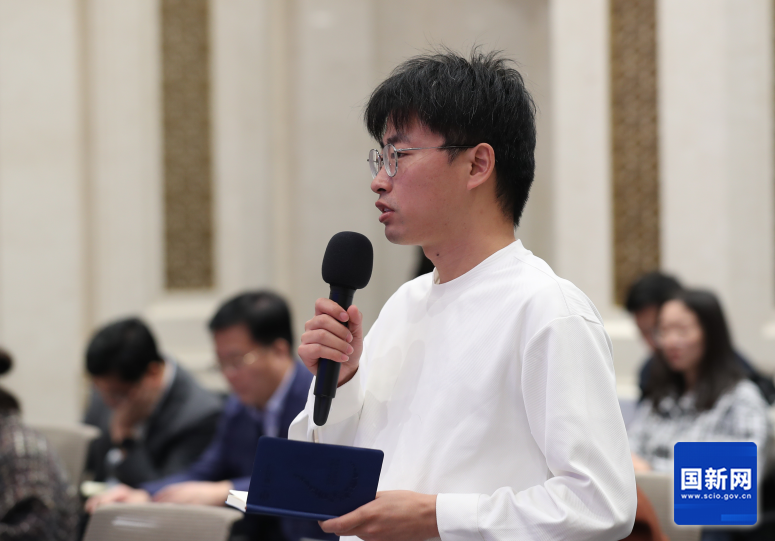 新黃河客戶端記者提問（劉健 攝）.png
