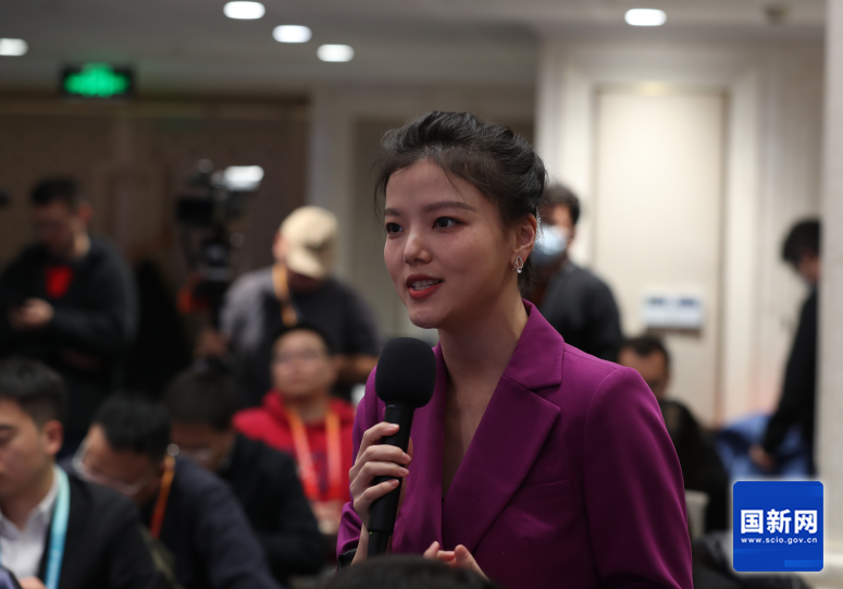 深圳衛(wèi)視直新聞記者提問（劉健 攝）.png