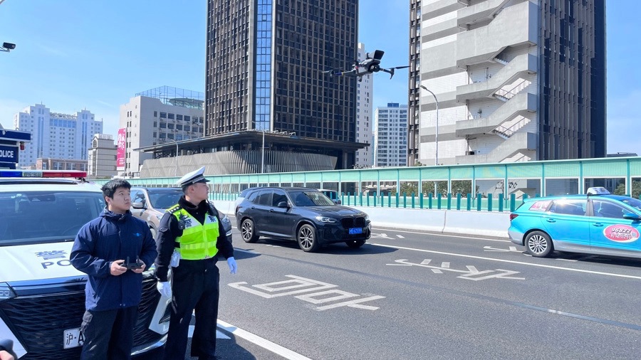交警使用無(wú)人機(jī)巡查路況。 資料圖片  .jpeg