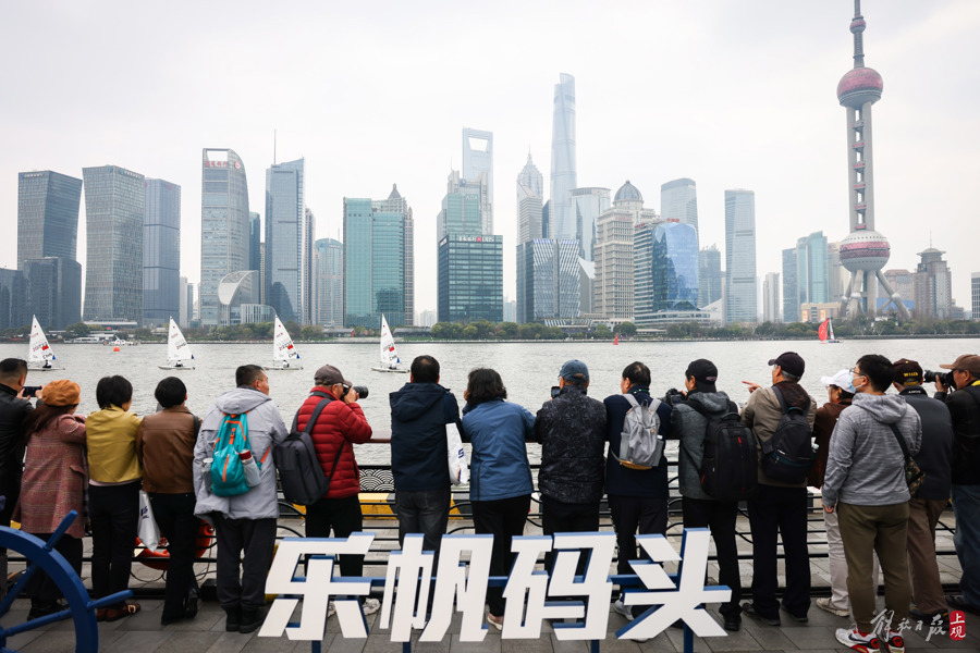 黃浦江上的帆船巡游吸引了眾多市民拍照留念。.jpeg