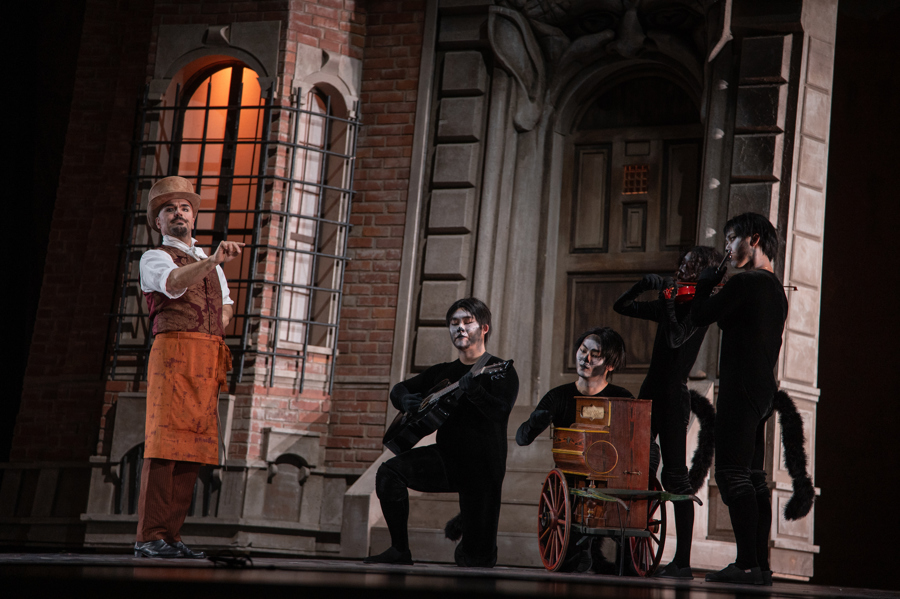 昨晚，由上海音乐学院与意大利科莫剧院联合推出的歌剧《塞维利亚的理发师》作为第39届“上海之春”国际音乐节的闭幕演出，在上音歌剧院上演。.jpeg