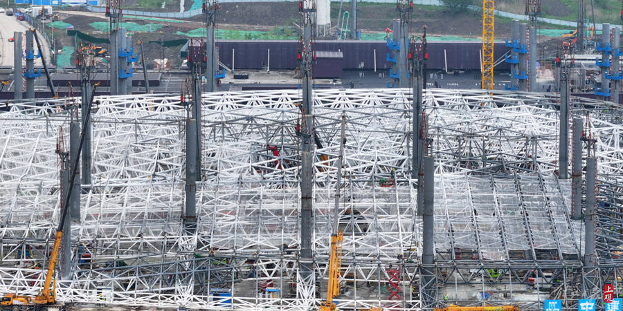 在沪苏湖铁路上海松江站建设现场，由中铁二十四局承建的重达2643吨的屋面钢结构桁架进行提升。.jpeg