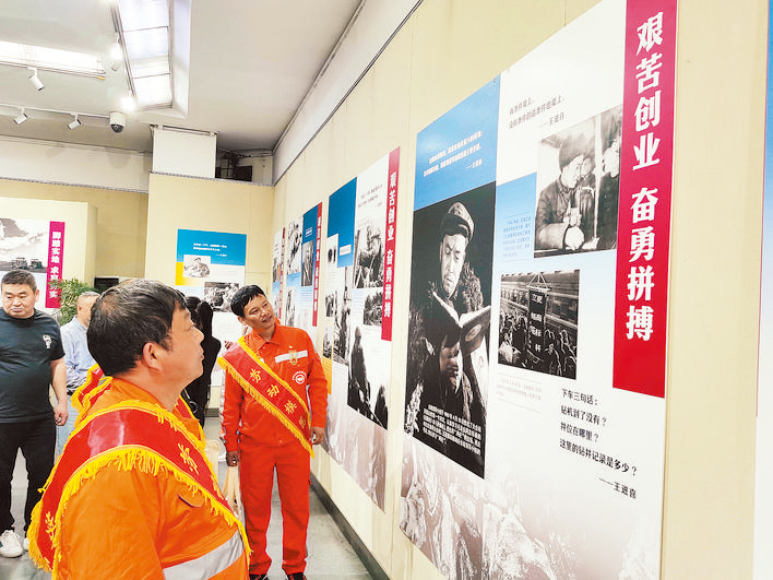 省级劳模代表参观展览。