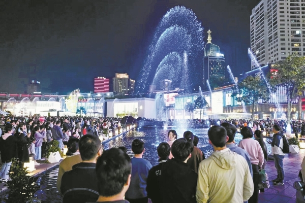 天一廣場(chǎng)人氣旺5935f382.jpg