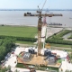 世界最大塔式起重机在靖江“登岛”安装，张靖皋长江大桥南航道桥北主塔进入“堆高”新阶段