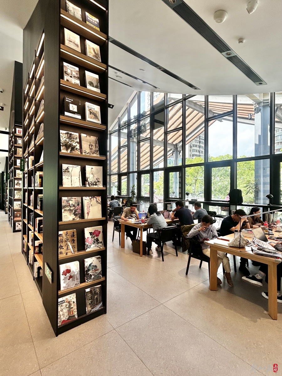 讀者在和平書院·綜合館二樓閱讀。.jpeg
