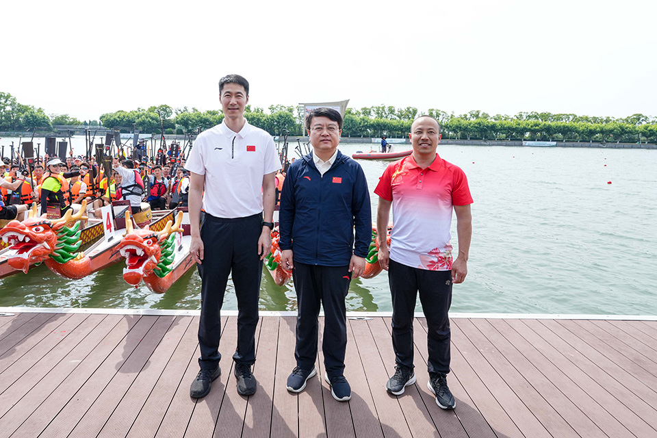龍舟競(jìng)渡迎端午 奮勇?tīng)?zhēng)先立潮頭 市體育局系統(tǒng)職工龍舟賽順利舉行 (1).jpg